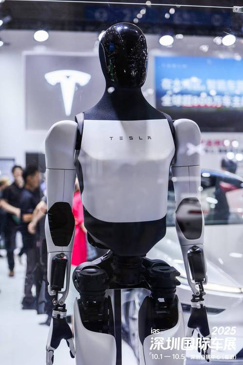 特斯拉机器人optimus在深亮相!2025深圳国际车展开幕,汽车嘉年华激活